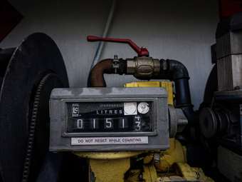 Φθηνότερα από πέρυσι πετρέλαιο θέρμανσης και βενζίνη - Στα περσινά επίπεδα το ρεύμα