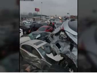 Απίστευτη καραμπόλα: Δείτε πόσα αυτοκίνητα καταστράφηκαν (video)