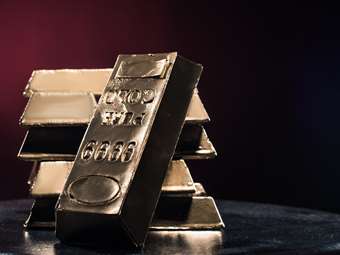 Βουτιά σχεδόν 3% για τον χρυσό καθώς η νίκη Τραμπ "ευνόησε" το δολάριο