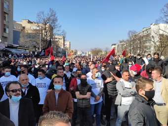 Μεγάλη συγκέντρωση Αλβανών στα Σκόπια υπέρ πρώην ηγετικών στελεχών του UCK που δικάζονται στη Χάγη για εγκλήματα πολέμου