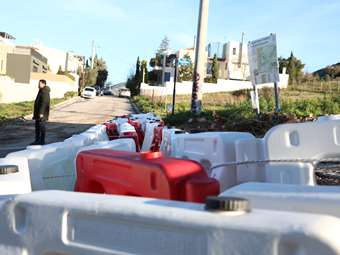 Στήθηκαν οδοφράγματα  στην Άνω Γλυφάδα στον δρόμο που είχε γίνει χείμαρρος