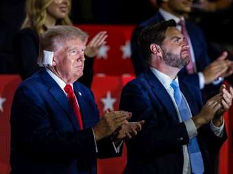 Με επίδεσμο στο αυτί και υψωμένη γροθιά η πρώτη δημόσια εμφάνιση του Τραμπ μετά την απόπειρα δολοφονίας