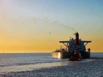 Η ΕΕ ετοιμάζει κυρώσεις σε εταιρείες που παρέχουν ψεύτικες σημαίες σε πλοία του ρωσικού "σκιώδους στόλου"