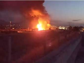 Έσβησε η φωτιά σε βυτιοφόρο που ανετράπη στην Αθηνών – Κορίνθου: Χάος στους δρόμους, μήνυμα από το 112