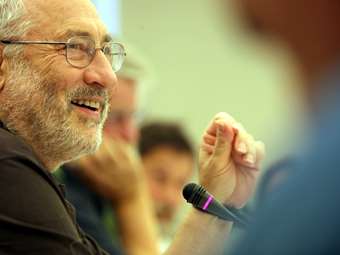 Economist - Τζ. Στίγκλιτζ: Ο Τραμπ δίνει φωνή σε απολυταχρικούς ηγέτες και σε όσους θεωρούν ψέμα την κλιματική αλλαγή