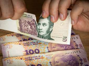 Αργεντινή: Η κεντρική τράπεζα μειώνει εκ νέου το βασικό επιτόκιο, στο 60%