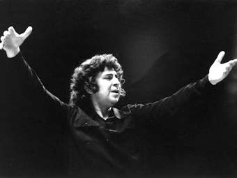 "Μίκης 100" στο Μέγαρο Μουσικής: Ο Γιάννης Κότσιρας τραγουδά Μίκη Θεοδωράκη