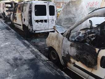 Άγνωστοι πυρπόλησαν τρία οχήματα των ΕΛΤΑ στην Καλλιθέα