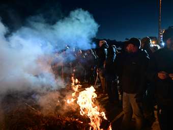 Ένταση μεταξύ αγροτών και αστυνομίας στο μπλόκο της Θήβας – Έβαλαν φωτιά σε άχυρα