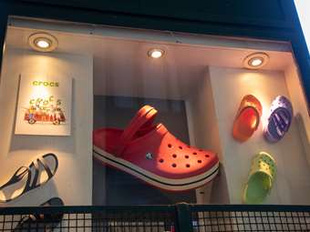 Γιατί ξεπουλάνε τα Crocs στην Ελλάδα - Η μήνυση στον Τραμπ