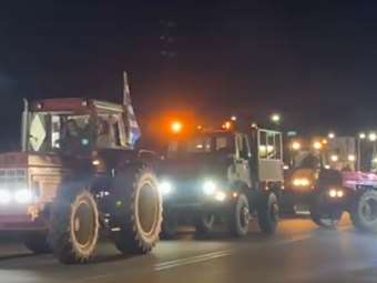 Αγρότες: Έριξαν γάλα και άχυρο στο κέντρο της Καρδίτσας - Διανυκτέρευση στην πλατεία της Λάρισας