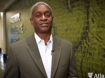 Bostic (Fed): Να περιμένουμε λίγο πριν την επόμενη μείωση των επιτοκίων