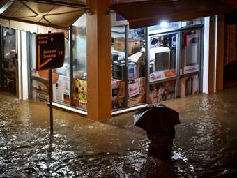 Πλημμύρες σε Καρδίτσα και Πήλιο - Απεγκλωβίστηκε πενταμελής οικογένεια - Χιόνια στα ορεινά