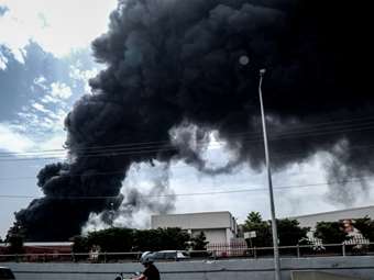 Έκρηξη σε εργοστάσιο στην Κηφισιά: Υπό μερικό έλεγχο η φωτιά - Ποια είναι η εταιρεία