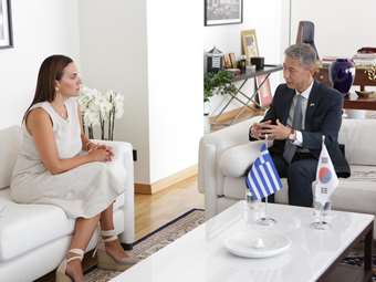 Με τον πρέσβη της Ν. Κορέας συναντήθηκε η Ό. Κεφαλογιάννη