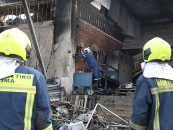 Υπό μερικό έλεγχο η πυρκαγιά σε εργοστάσιο πλαστικών στο Μενίδι