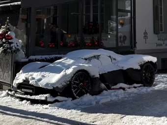 Τι κάνει μια Aston Martin Valkyrie καλυμμένη με χιόνι σε δημόσιο δρόμο (εικόνες)