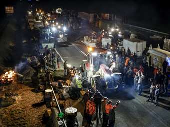 Γαλλία: Η αστυνομία συνέλαβε 18 άτομα καθώς αγρότες προσπάθησαν να αποκλείσουν την κεντρική αγορά τροφίμων στο Ρουνζίς