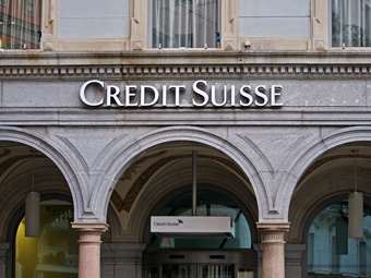 Credit Suisse: Εξετάζει "ψαλίδι" κατά 50% των μπόνους στα στελέχη