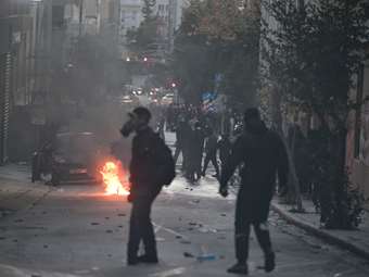 Επεισόδια μετά το πανεκπαιδευτικό συλλαλητήριο: Μολότοφ και πέτρες από κουκουλοφόρους έξω από τη Νομική