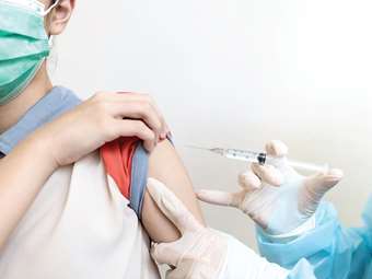 ΠΙΣ: Διαφωνούν οι γιατροί με τη διενέργεια εμβολιασμών έναντι της Covid-19 από τα φαρμακεία