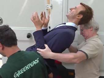 Η Greenpeace επέστρεψε το κέρινο ομοίωμα του Μακρόν - Το είχε κλέψει από μουσείο