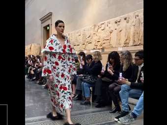 Οργή Μενδώνη για το Βρετανικό Μουσείο και την επίδειξη μόδας στην αίθουσα των Γλυπτών του Παρθενώνα