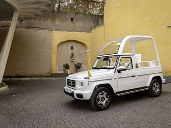 Αυτή η λευκή Mercedes G580 είναι το πρώτο ηλεκτρικό αυτοκίνητο του Πάπα (εικόνες)