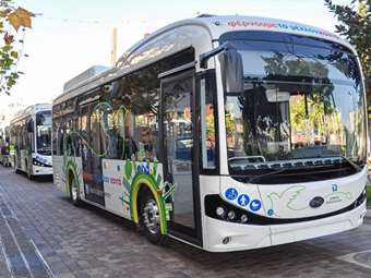 Π. Πετρόπουλος: Παρέδωσε τα 5 πρώτα ηλεκτρικά λεωφορεία της BYD στον Δήμο Περιστερίου