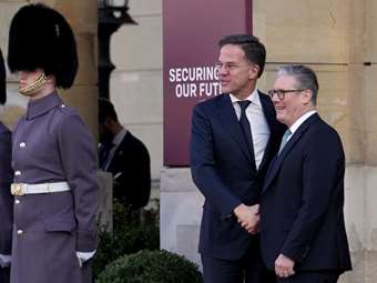 Περαιτέρω οικονομικές κυρώσεις στη Ρωσία και συγκεκριμένες δεσμεύσεις των "προθύμων" για τη στήριξη του Κιέβου ζητά ο Στάρμερ