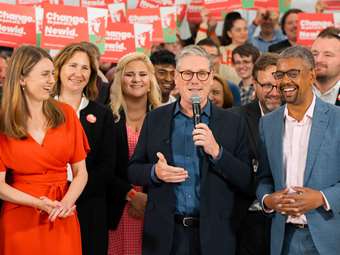 Ο Στάρμερ πρώτα θα σώσει το "σπίτι του" και μετά θα κοιτάξει τη "γειτονιά" του