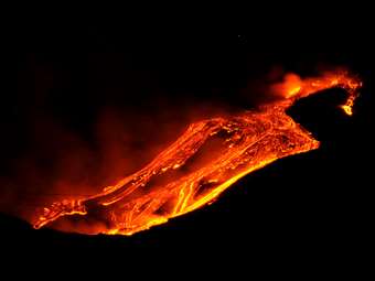 Ινδονησία: Σε συναγερμό το νησί Φλόρες λόγω της έκρηξης ηφαιστείου