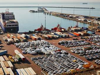 Συμφόρηση στα ευρωπαϊκά λιμάνια από χιλιάδες αυτοκίνητα