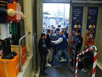 ΗΠΑ: Το παράδοξο της φετινής Black Friday - Περισσότεροι καταναλωτές, λιγότερα δολάρια