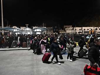 Reuters: Εκατοντάδες κάτοικοι εγκαταλείπουν τη Σαντορίνη καθώς οι σεισμοί συνεχίζονται