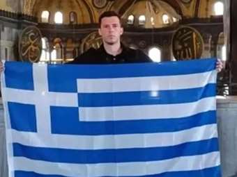 Αντιδράσεις στην Τουρκία με τον Έλληνα που άνοιξε τη σημαία στην Αγία Σοφία και έγραψε "Αγαπημένη μου Πόλη, για πάντα Ελληνική"
