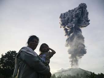Ινδονησία: Εσπευσμένη απομάκρυνση 3.000 κατοίκων γύρω από το όρος Ίμπου