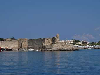 Φωτιά σε ελλιμενισμένο τουριστικό σκάφος στη μαρίνα Ρόδου