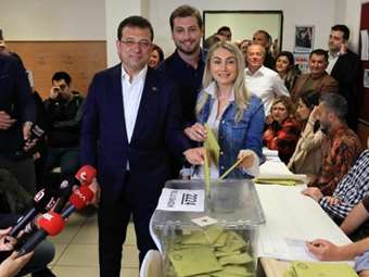 Ιμάμογλου: Ελπίζω ότι τα αποτελέσματα αυτών των εκλογών θα φέρουν μια ισχυρή δημοκρατία στη χώρα μας