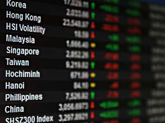 Ανάκαμψη στις ασιατικές αγορές με "καύσιμα" Wall, εν αναμονή του κύματος δασμών Τραμπ