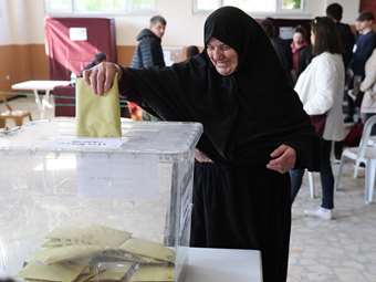 Στις κάλπες ξανά οι Τούρκοι για τη "μητέρα των μαχών" μεταξύ δύο κόσμων
