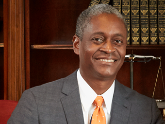 Μπόστιτς (Fed): Περαιτέρω αύξηση των επιτοκίων μπορεί να "αποστραγγίσει αχρείαστα" την οικονομία