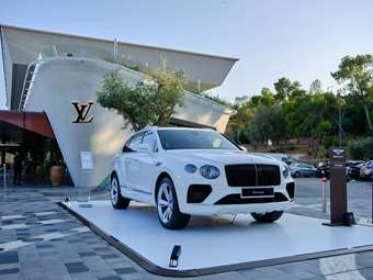 Η Bentley στην Αθηναϊκή Ριβιέρα: Ένα κομψό "ταξίδι" πολυτέλειας