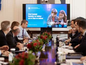 Κυβερνητικές πρωτοβουλίες σε τρία στάδια για την προστασία των ανηλίκων από τους κινδύνους του διαδικτύου