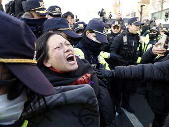 Νότια Κορέα: Στη Σεούλ, συγκρούσεις μεταξύ διαδηλωτών υπέρ και κατά του Γιουν