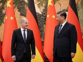 Η επίσκεψη Σολτς στην Κίνα δείχνει την αδυναμία της Γερμανίας