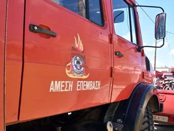 Θεσσαλονίκη: Πτώση μεγάλου δένδρου στη Χαριλάου, ζημιές σε σταθμευμένα αυτοκίνητα