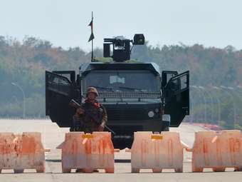 Μιανμάρ: Ο ηγέτης της στρατιωτικής χούντας δίνει μαθήματα "δημοκρατίας" ενώ η αντιπολίτευση καταγγέλει εκλογές παρωδία