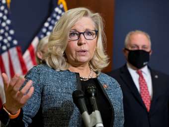 ΗΠΑ: Ο πρόεδρος Μπάιντεν παρασημοφόρησε την Ρεπουμπλικανή πρώην βουλεύτρια Τσέινι