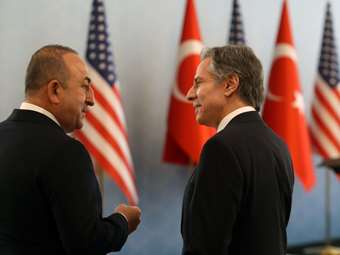 Συνάντηση Μπλίνκεν - Τσαβούσογλου στο περιθώριο της τελετής υποδοχής της Φινλανδίας στο ΝΑΤΟ